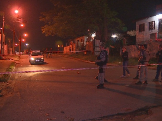 Tiros foram disparados em meio a festa na rua no bairro Rubem Berta (Foto: Reprodução/RBS TV)