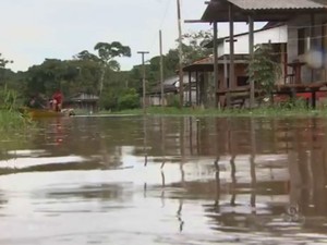 Município de Ferreira Gomes teve ruas inundadas pelas cheias (Foto: Reprodução/TV Amapá)
