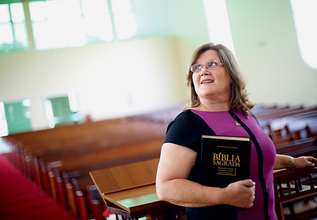SACERDOTISA Zenilda, na Igreja Batista Esperança, em Taguatinga, Distrito Federal. Desde 1980,  ela esperava  o reconhecimento do ministério feminino (Foto: Celso Junior/ÉPOCA)