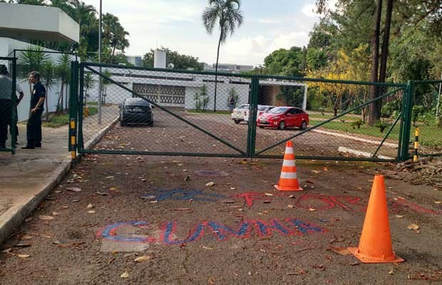 Manifestantes deixaram mensagem &#39;#foracunha&#39; pintada no chão da residência oficial (Foto: Laís Alegretti/G1)