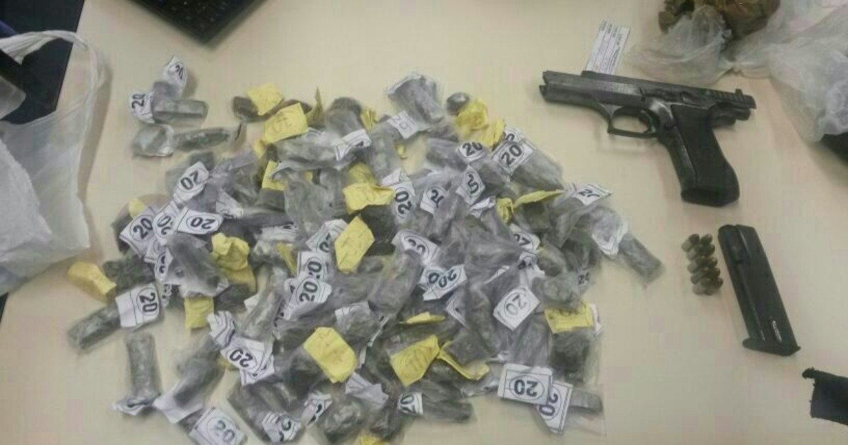 PM apreende 133 tabletes de maconha e pistola 9mm em Teresópolis - Globo.com