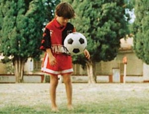 Messi, criança, com a camisa do Newell's (Foto: Reprodução)