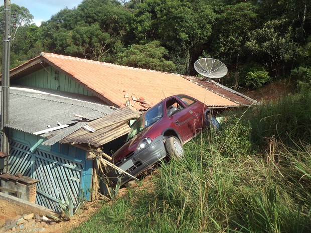 Carro atingiu uma casa em São Bento do Sul (Foto: Sd Maidl/Corpo de Bombeiros) Carro atingiu uma casa em São Bento do Sul (Foto: Sd Maidl/Corpo de Bombeiros)