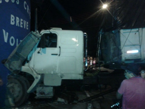 Caminhão estacionado sem freio bate em muro de casa em Itu (Foto: Arquivo Pessoal)