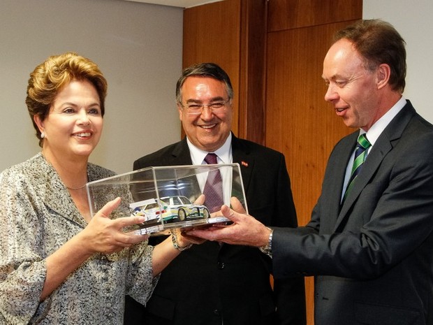 Dilma Rousseff recebe miniatura de carro durante encontro com Ian Robertson, vice-presidente da BMW. (Foto: Roberto Stuckert Filho/PR)
