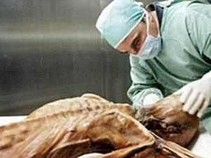 Corpo congelado de Ötzi foi encontrado por alpinistas em 1991 nos Alpes italianos (Foto: AP Photo)