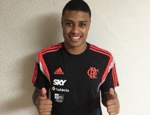 Humberto veste a camisa do Flamengo (Foto: Divulgação/Flamengo)