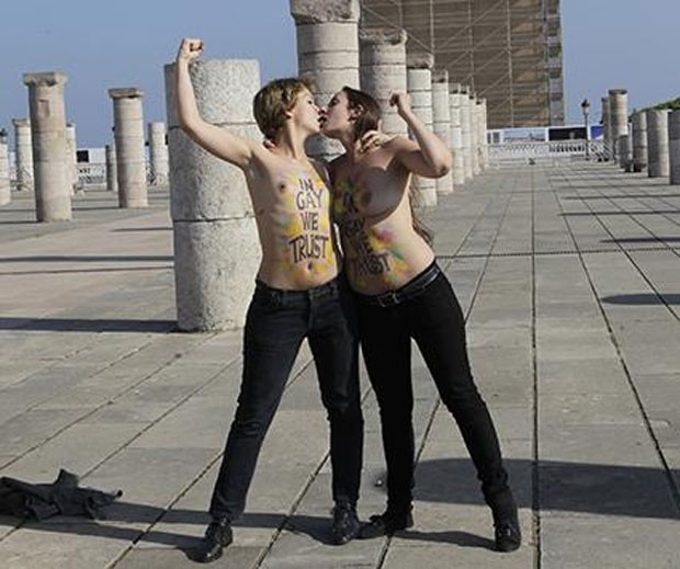 Duas ativistas do Femen foram presas por fazer topless em um local de culto no Marrocos (Foto: Reprodução/Twitter/ inna shevchenko )