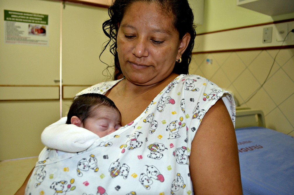 Mãe participa de dinâmica do método canguru em hospital do Acre, em imagem de arquivo. (Foto: Veriana Ribeiro/G1)