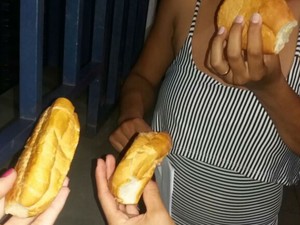 Pão duro foi servido para estudantes (Foto: Divulgação)