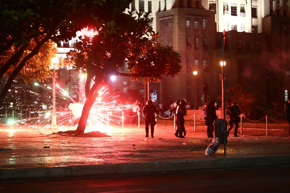 Manifestação no Centro do Rio foi pacífica, mas terminou em confusão (Foto: Wilton Junior/Estadão Conteúdo)