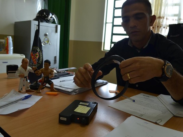 Tornozeleira eletrônica foi encontrada em casa de reeducandos no AC (Foto: Francisco Rocha/G1)