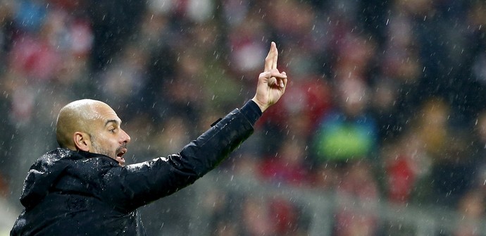 Guardiola orienta Bayern diante do Hoffenheim  (Foto: REUTERS/Michaela Rehle)