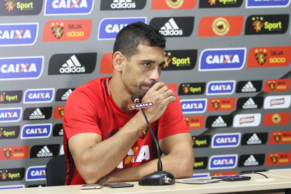 Diego Souza falou com a imprensa sobre problemas particulares (Foto: Marlon Costa / Pernambuco Press)
