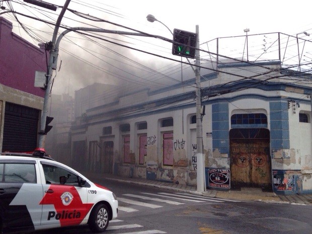 Bombeiros levam uma hora para conter incêndio em prédio de Taubaté (Foto: Ticiana Ferolla/TV Vanguarda)
