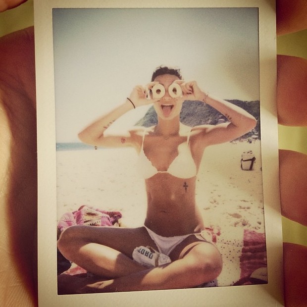 Thaila Ayala na praia (Foto: Instagram / Reprodução)