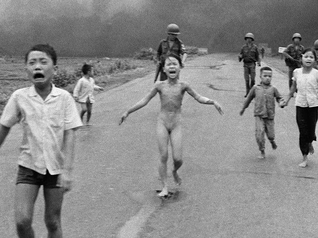 A imagem mais famosa da Guerra do Vietnã, feita pelo fotógrafo Huynh Cong 'Nick' Ut, da Associated Press, completa na semana que vem 40 anos desde o dia em que foi tirada. A menina Kim Phuc, hoje aos 49 anos, conta que a fotografia passou a 'persegui-la'. (Foto: Nick Ut/AP)
