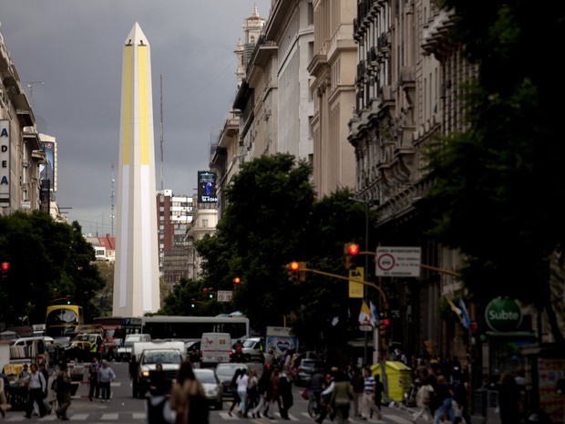 O obelisco de Buenos Aires amanheceu com as cores do Vaticano nesta terça-feira (19), dia do início do pontificado do Papa Francisco (Foto: Natacha Pisarenko/AP)