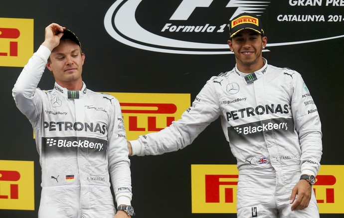 Lewis Hamilton "consola" Nico Rosberg no pódio do GP da Espanha (Foto: Reuters)