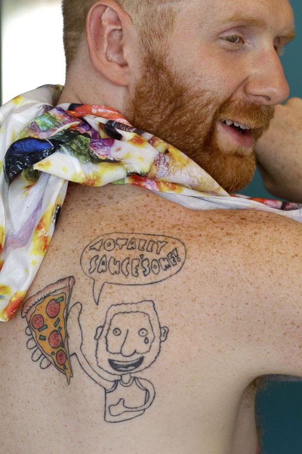 Brian Dwyer exibe tatuagem de pizza nas costas. (Foto: Matt Rourke/AP)