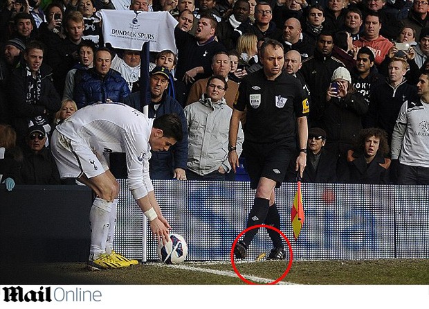 Gareth Bale tottenham banana bandeirinha (Foto: Reprodução / Daily Mail)