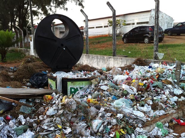Lixo se acumula na frente do Complexo Penal João Chaves, na Zona Norte de Natal (Foto: Caroline Holder/G1)
