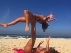 Aline Riscado equilibra amiga sustentando-a com os pés