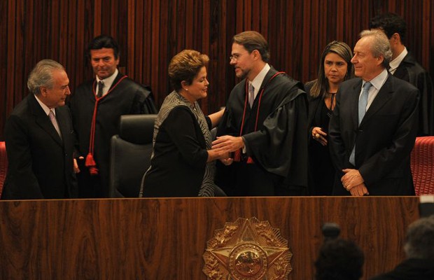 O ministro Dias Toffoli cumprimenta a presidente Dilma Rousseff durante cerimônia de posse no TSE (Foto: José Cruz / Agência Brasil)