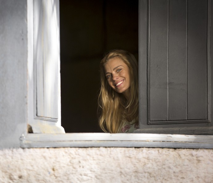 A gatíssima Carolina Dieckmann na gravação da volta de Lara para a trama (Foto: Fabiano Battaglin/ Gshow)