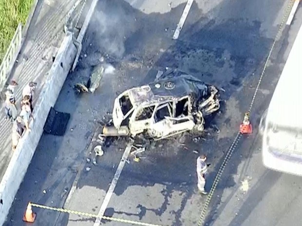 Veculo rodou na pista, bateu na mureta e pegou fogo na manh desta sexta-feira (3) (Foto: Reproduo / TV Globo)