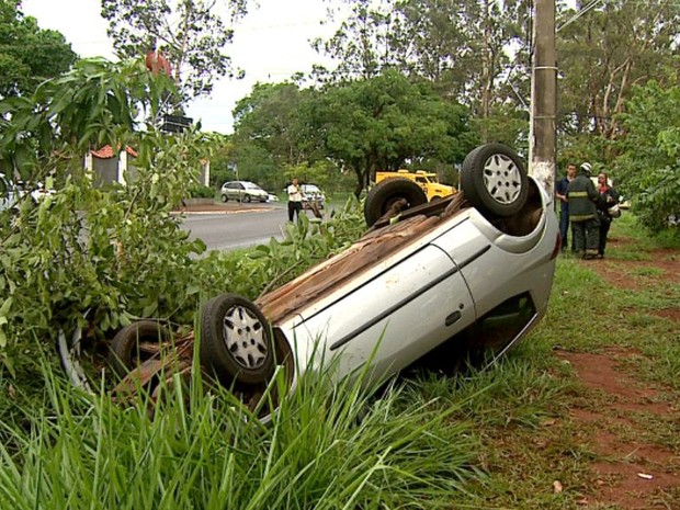 G1 Imagens mostram momento em que carro capota em avenida de Ribeirão