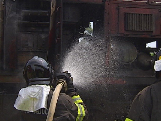 Incêndio foi controlado pelo Corpo de Bombeiros de Bauru (Foto: Reprodução TV Tem)