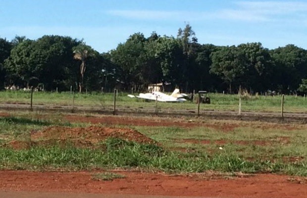 Avião de pequeno porte perde freio e sai da pista ao pousar em Goiânia, Goiás (Foto: Reprodução/TV Anhanguera)