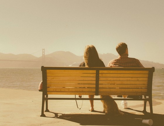 De acordo com a pesquisa, os casais que dividem as tarefas domésticas têm vida sexual mais satisfatória (Foto: Unsplash)