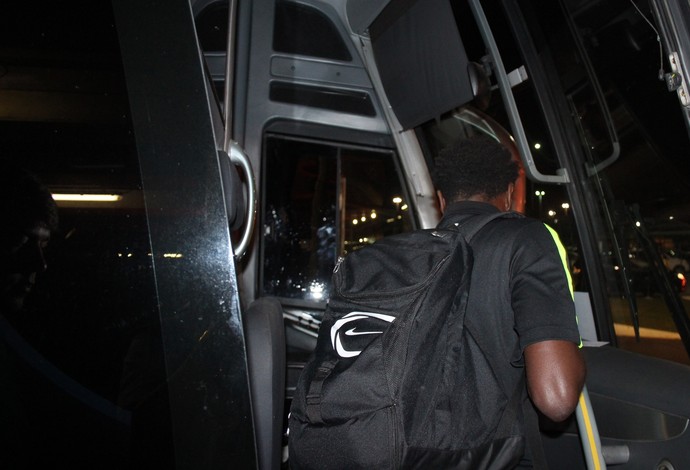 Atacante Negueba foi o último jogador a entrar no ônibus do Coritiba. (Foto: Lucas Magalhães)