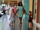 Glória Maria passeia com as filhas em shopping e sorri para fotógrafo