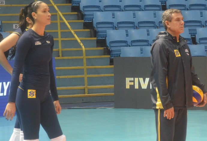 Jaqueline e José Roberto Guimarães treino seleção feminina vôlei são paulo (Foto: Divulgação/CBV)