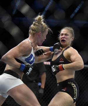 Ronda Rousey x Holly Holm UFC Austrália (Foto: AP)
