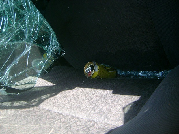 Lata de bebida alcoólica foi encontrada no interior do veículo (Foto: Lindon Jonhson/TV Amazonas)