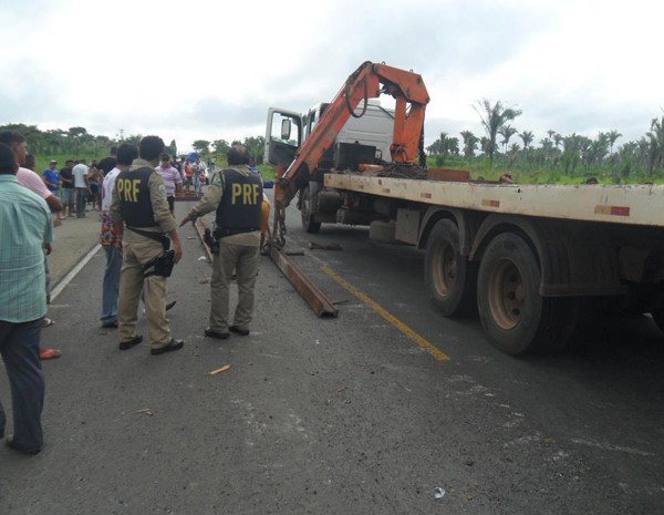 Agentes da PRF tentavam organizar o trânsito no local do acidente. (Foto: Alex Carlos)
