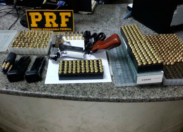 Armas e munições apreendidas pela PRF em Caicó foram levadas para a delegacia da cidade (Foto: Reprodução/PRF)