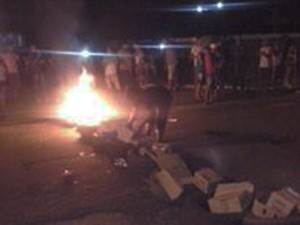 Moradores revoltados atearam fogo em frente à delegacia  (Foto: João Pedro/Portal Mais Castelo)