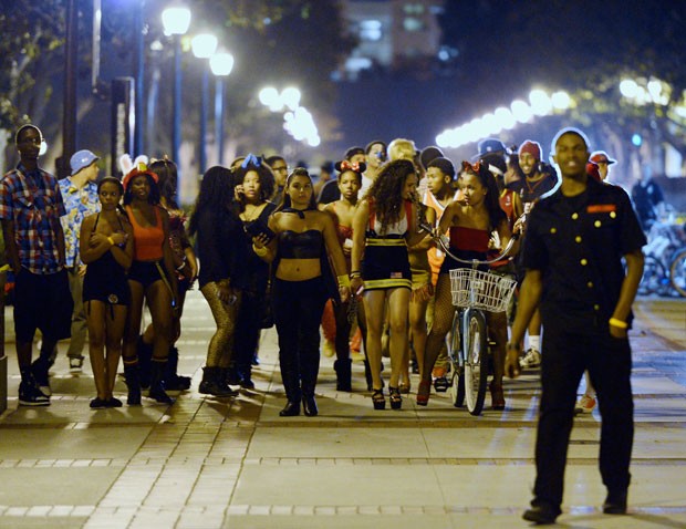Americanos que estavam em festa na Universidade da Califórnia do Sul são liberados após investigação da polícia (Foto: AFP)