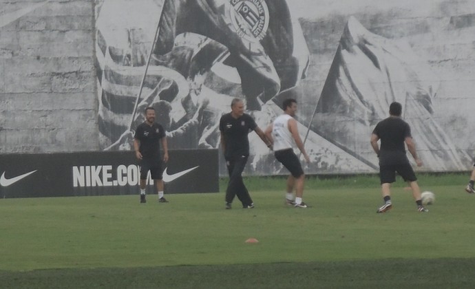 Com Tite no ataque, comissão técnica bate bola após o treino do Corinthians
