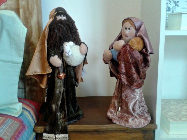 José, Maria e Jesus feitos em tecido  (Foto: Pollyana Araújo/ G1)