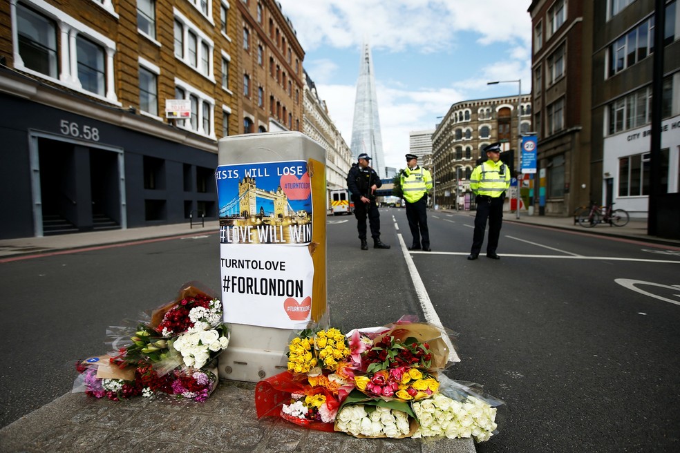 Flores homenageiam vÃ­timas dos ataques que mataram sete pessoas perto do Borough Market, em Londres, neste domingo (04). (Foto: REUTERS/Peter Nicholls)