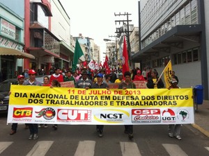 Manifestantes saem às ruas de Lages, na Serra de Santa Catarina (Foto: Larissa Vier/RBS TV)