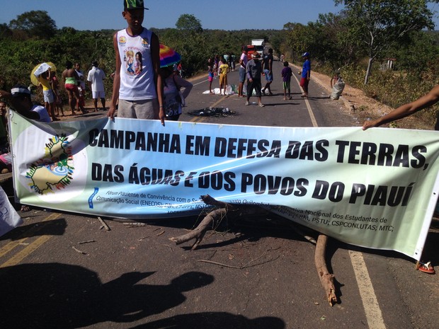 Com rodovia fechada, manifestantes liberaram apenas a passagem de ambulâncias (Foto: Gilcilene Araújo/G1)