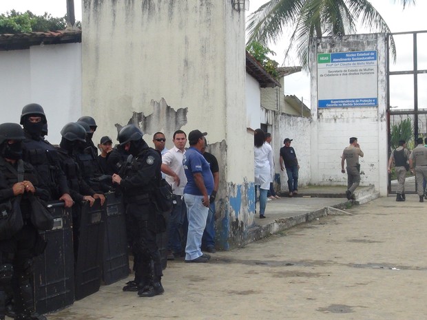 Militares do Bope foram acionados e aguaradam negociação entre diretores e internos. (Foto: Natália Souza/ G1)