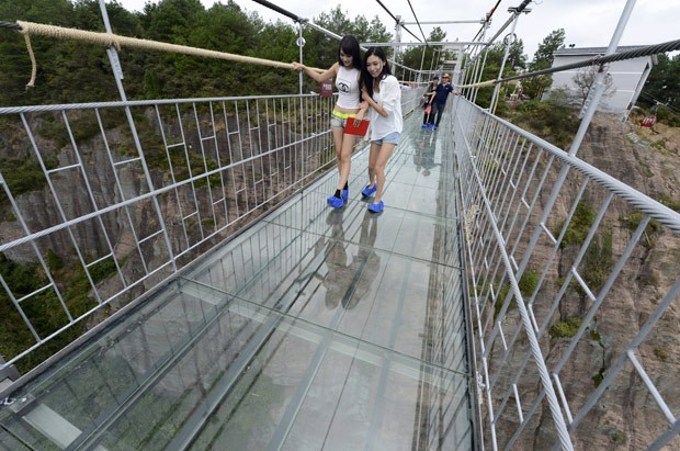 Ponte de vidro suspensa foi construída no Parque Nacional Geológico de Shiniuzhai, (Foto: China Daily/Reuters)